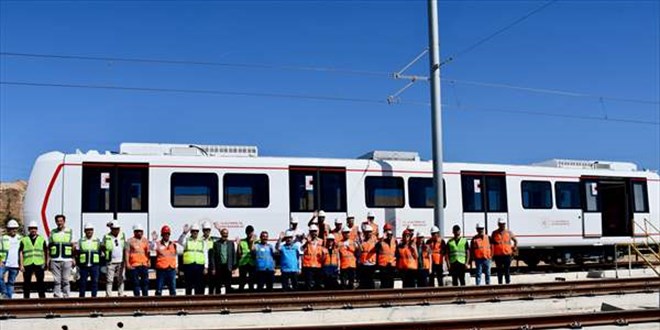 İlk yerli ve milli sürücüsüz metro aracı Gebze-Darıca hattında raylara indirildi