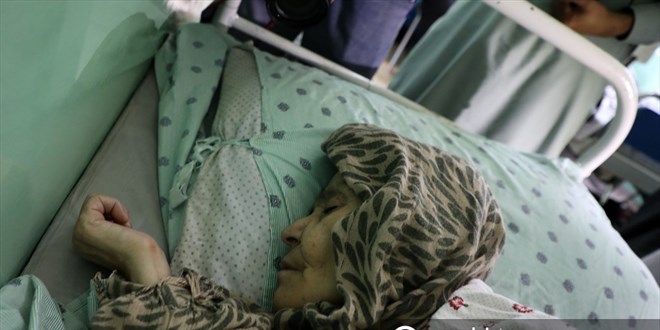 Afganistan'da ailesinin 25 yıldır bir odada hapsettiği kadın kurtarıldı