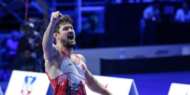 Milli sporcu Ali Cengiz, Dünya Güreş Şampiyonası'nda altın madalya kazandı