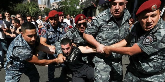 Ermenistan'da iktidarı zorla ele geçirme teşebbüsü ve Başbakan'a suikast iddiasıyla 8 kişi gözaltına alındı