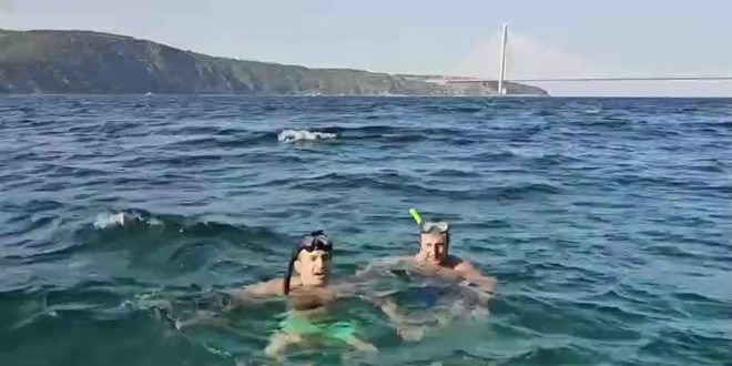 Selçuk Bayraktar boğazı yüzerek geçti