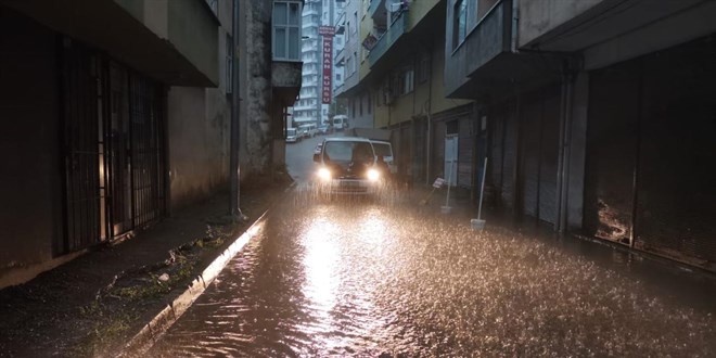 Trabzon'da sağanak etkili oldu: Ev ve iş yerlerini su bastı