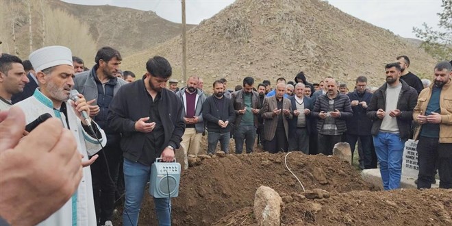 Trafik kazasında hayatını kaybeden baba ve iki kızı yan yana toprağa verildi