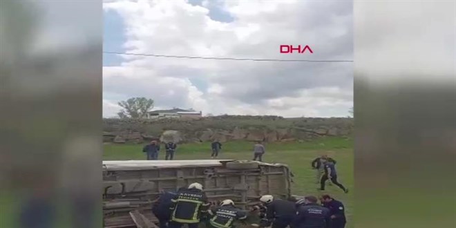 Öğrencileri taşıyan minibüs şarampole devrildi: 16 yaralı