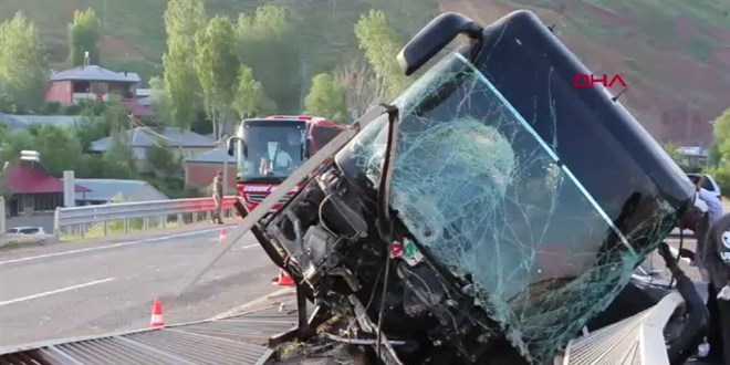 Bingöl'de yan yatan otobüsteki 3 kişi ağır yaralandı