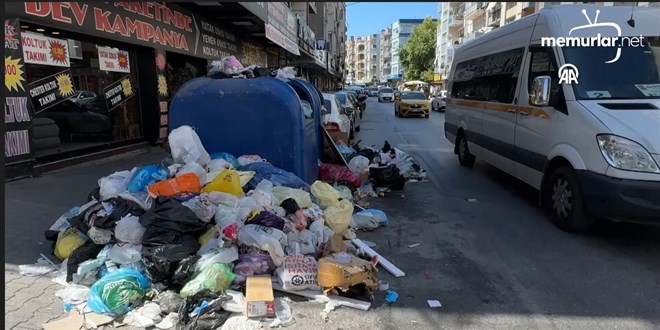 İzmir'de düzenli maaş alamayan belediye işçilerinin iş bırakma eylemi sürüyor