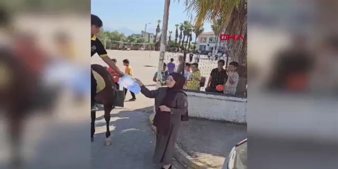 At üstünde okula gelip, karnesini aldı