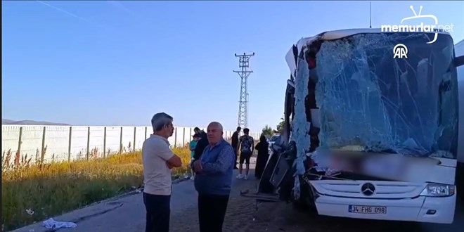 Afyonkarahisar'da yolcu otobüsünün tıra çarptığı kazada 9 kişi yaralandı