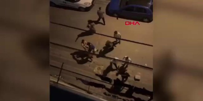 Sultangazi'de iki ailenin sokakta bıçaklı sopalı kavgası kamerada: 1 yaralı