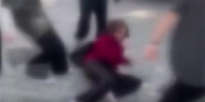 Akran zorbalığı kameralarda: Okul Yakınında kız öğrencilerin kavgası