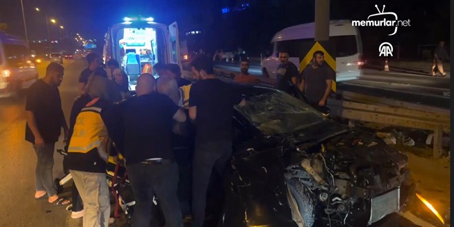 Bariyerlere �arpan otomobildeki Dilovas� Belediye Ba�kan Yard�mc�s� Ya�ar yaraland�