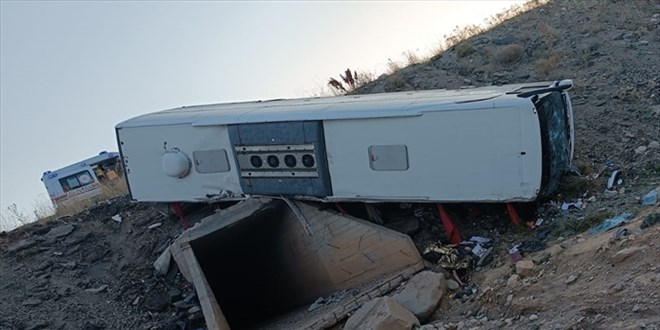 Yolcu otob�s� �arampole devrildi, 3 ki�i hayat�n� kaybetti, 22 ki�i yaraland�