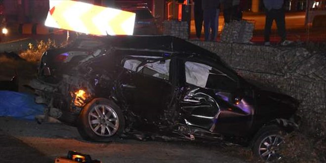 �zmir'de iki otomobilin �arp��t��� kazada 2 ki�i �ld�, 2 ki�i yaraland�