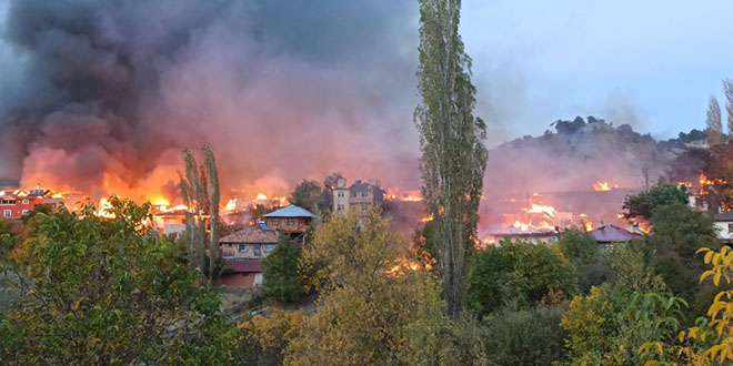 Köyde Çıkan Yangın Şiddetini Arttırdı: 43 Ev Alevlere Teslim Oldu -  Memurlar.Net