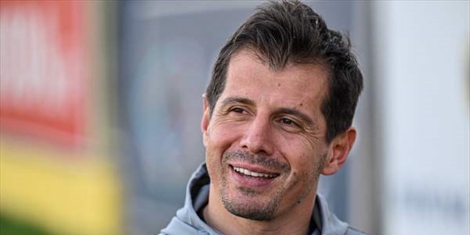 Emre Bel�zo�lu, yard�mc� hakemlerin kendisine olan tavr�ndan rahats�z: