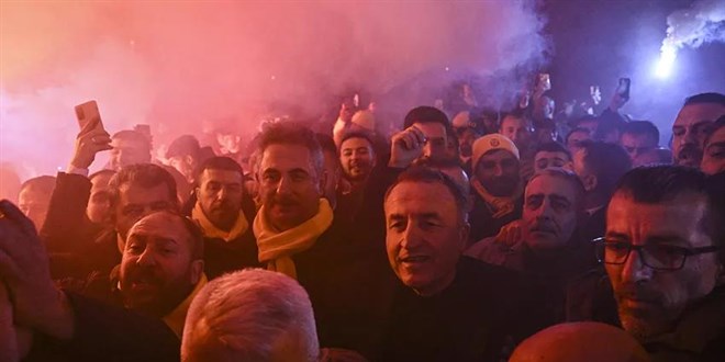 Hakem Meler'i yumruklayan Faruk Koca i�erden ��kt� kahraman gibi kar��land�