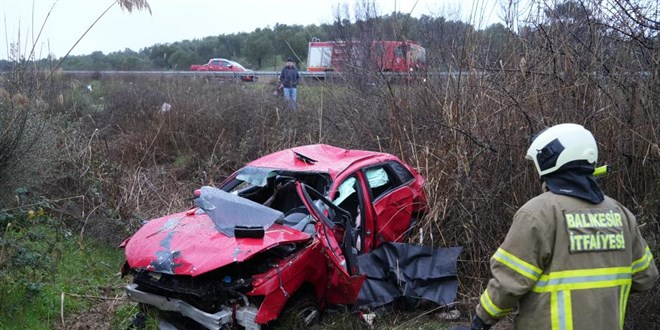 Kayganla�an yolda takla atan otomobil �arampole u�tu: 1 �l�