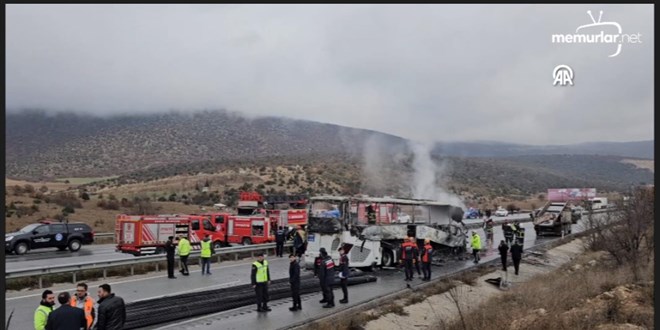 �orum'da yolcu otob�s� kamyona �arpt�, 2 ki�i �ld�, 5 ki�i yaraland� -2-