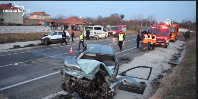 Trafik kazas�nda 1 ki�i �ld�, 2 ki�i yaraland�