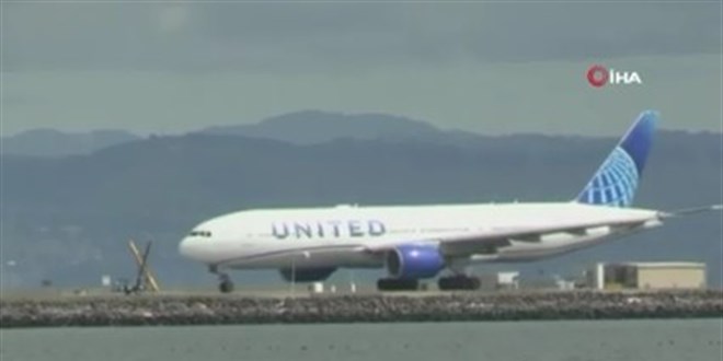 Havalanan u�a��n tekerle�i ara�lar�n �zerine d��t�