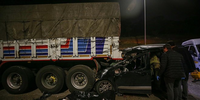 Bursa'da ar�za yap�nca yolda duran TIR'a hafif ticari ara� �arpt�: 1 �l�