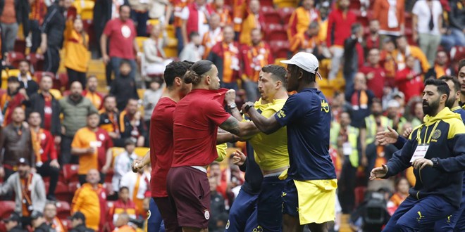 Fenerbah�e-Galatasaray derbisi �ncesi kavga ��kt�