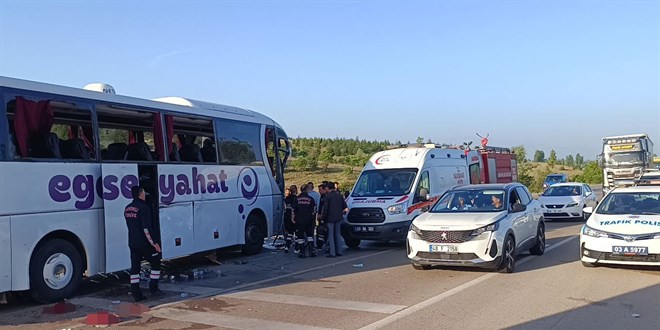 Afyonkarahisar'da yolcu otob�s� ile kamyonet �arp��t�, 17 ki�i yaraland�