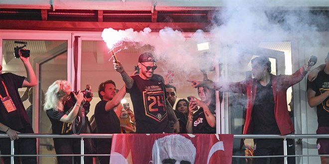 Galatasaray, �ampiyonlu�u taraftar�yla Florya'da kutlad�