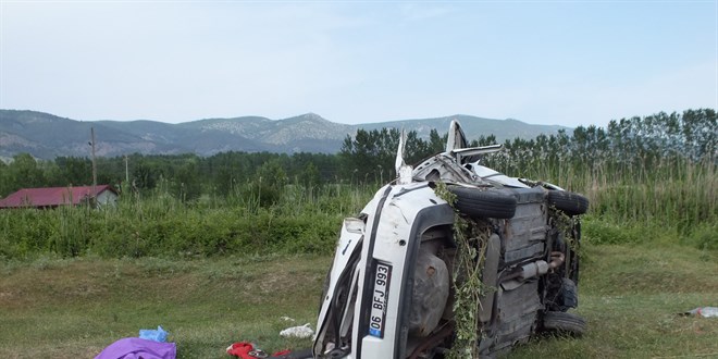 Otomobil �arampole devrildi, 3 ki�i �ld�, 3 ki�i yaraland�