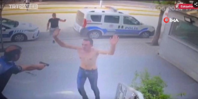 Trafikte tart��t�klar� ki�ilere polis noktas�nda sald�rmaya �al��t�lar