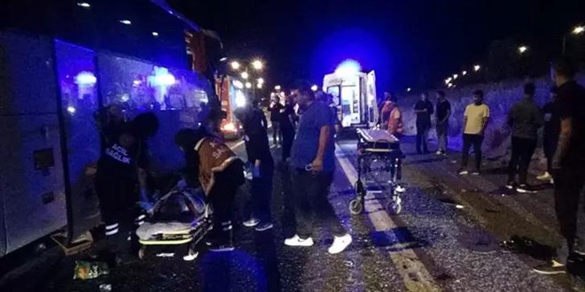 Anadolu Otoyolunda iki yolcu otob�s� �arp��t�; 15 yaral�