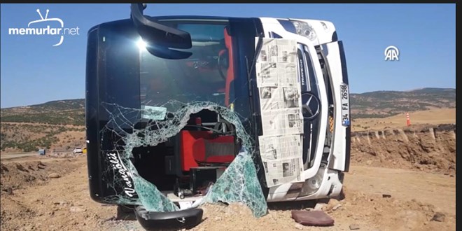 Bing�l'de yolcu otob�s�n�n devrilmesi sonucu 14 ki�i yaraland�