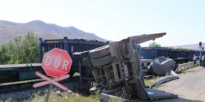 Trenin kamyona �arpt��� kazada 1 ki�i ya�am�n� yitirdi, 3 ki�i yaraland�