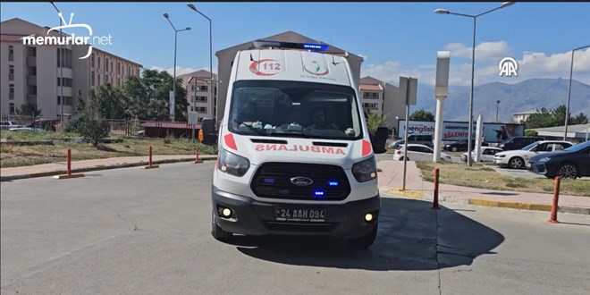 Erzincan'da otomobilin park halindeki kamyona �arpt��� kazada 2 ki�i �ld�, 2 ki�i yaraland�