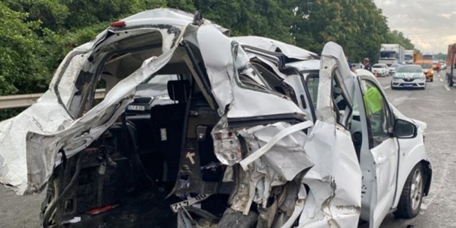 Anadolu Otoyolu'nun Sakarya kesiminde feci kaza! 3 �l�, 3 yaral�