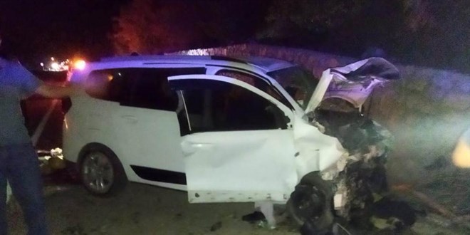 Sinop'ta otomobil a�aca �arpt�: 2 �l�, 2 yaral�