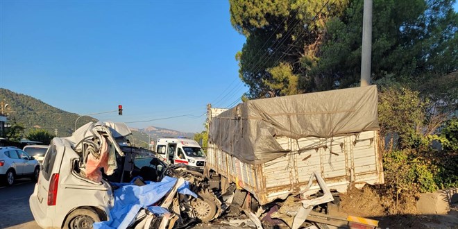 D���n d�n��� korkun� kaza: Ayn� aileden 4 �l�