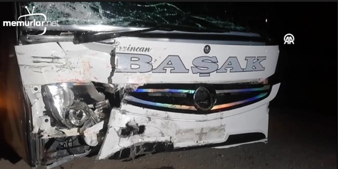 Yolcu otob�s� ile otomobilin �arp��t��� kazada 2 ki�i �ld�, 3 ki�i yaraland�