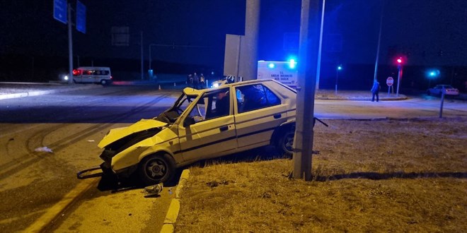 Otomobil ile kamyon �arp��t�: 2 �l�