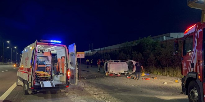 Sar�yer Kuzey Marmara Otoyolu'nda hafif ticari ara� devrildi: 1 �l�, 5 yaral�