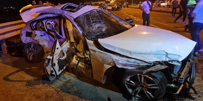 Batman'da iki otomobil �arp��t�: 1 �l�, 4 yaral�