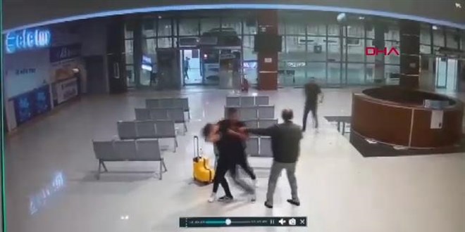 Belediye ba�kan� ve o�lu terminalde husumetlileriyle kavga etti