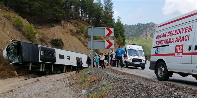 Burdur'da yolcu otob�s� �arampole devrildi: 8 yaral�