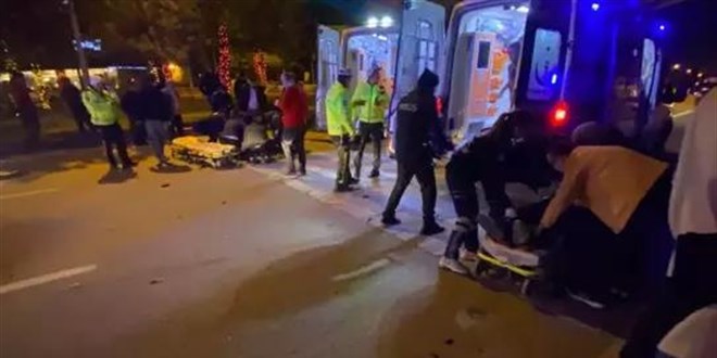 Motosiklet, yaya ge�idinde elektrikli bisiklete �arpt�: 1 �l�, 2 yaral�