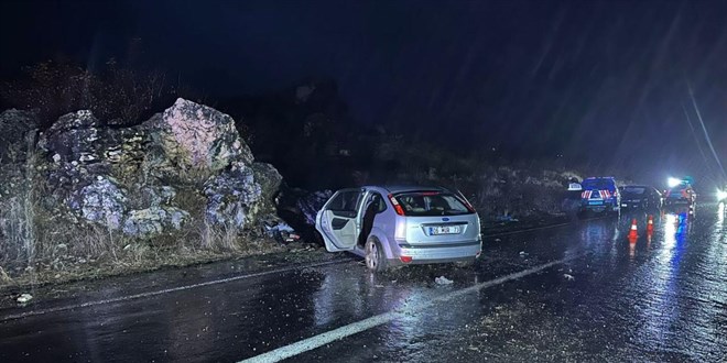 Diyarbak�r'da otomobil kayal�klara �arpt�: 3 �l�, 2 yaral�