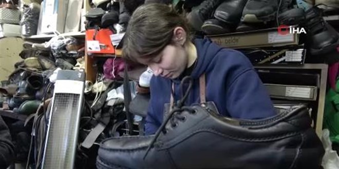 �niversiteli B��ra ayakkab� tamircisi babas�na ��rakl�k yap�yor