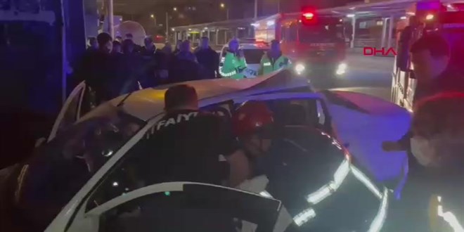 Bursa'da otomobil elektrik dire�ine �arpt�: 1 �l�, 3 yaral�