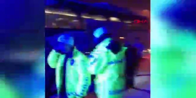 Karda kayan otob�s duvara s�rterek durdu, panik anlar� kamerada; 14 yaral�