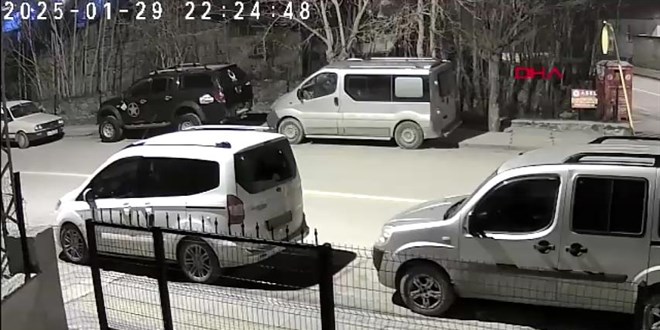 Otomobilin ��rencilerin aras�na dald��� kaza kamerada: 2 yaral�