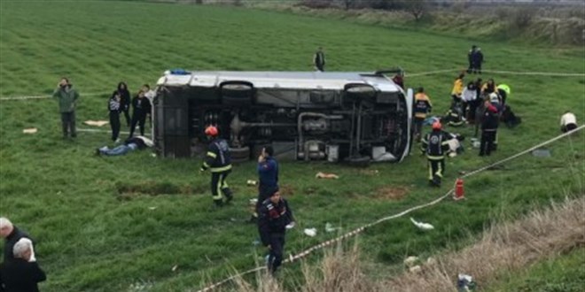 Sporcular� ta��yan servis devrildi: 2 �l�, 26 yaral�